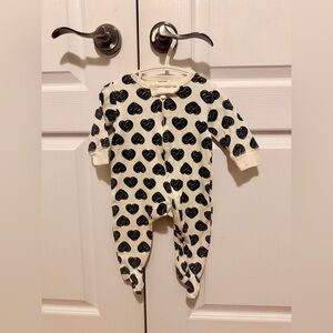 Cream Footed One-Piece with Black Heart Print - Cozy Infant Romper